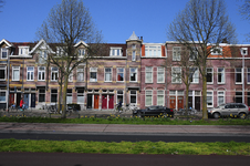 900179 Gezicht op de voorgevels van de huizen Vleutenseweg 143 (rechts) -163 te Utrecht.